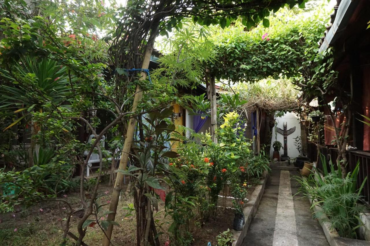 Salon De Nomad Gili T. Bed & Breakfast Gili Trawangan Exterior photo